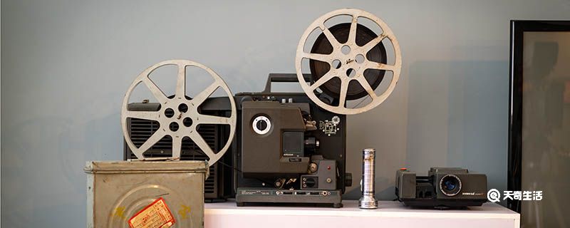 1895年法国的卢米埃尔兄弟受到什么启发发明了活动电影机
