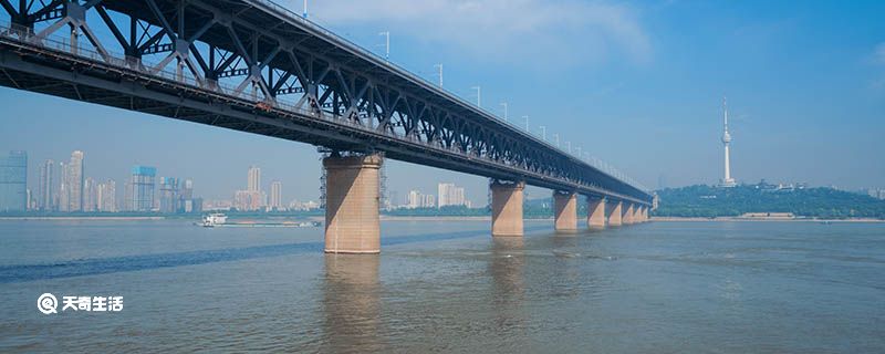 1957年我们建成了飞架长江南北的第一桥是