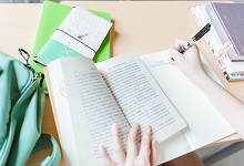 媽媽看著姥姥的眼睛說我明天就回來改為轉(zhuǎn)述句
