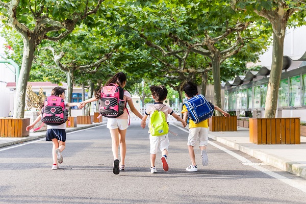 孩子走路外八字怎么纠正