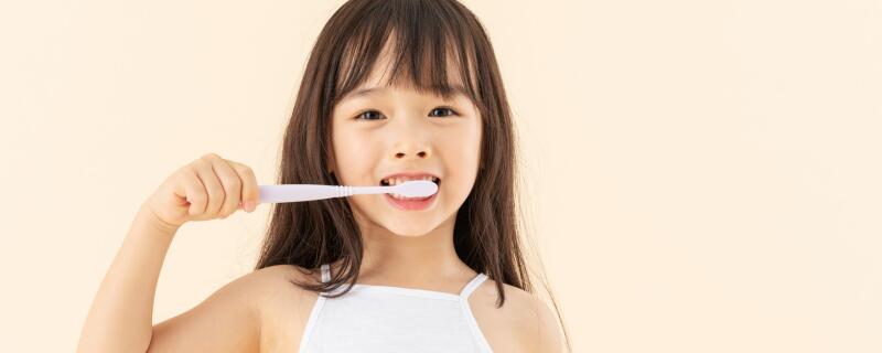 两岁孩子要刷牙吗 两岁宝宝能不能刷牙