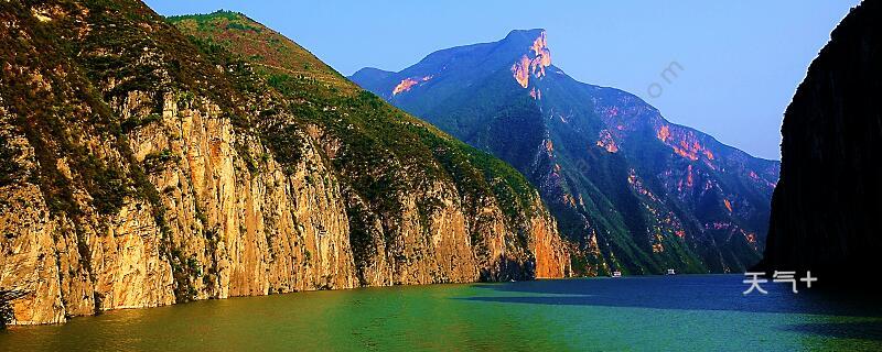 长江三峡西起重庆市奉节县白帝城,东至湖北宜昌市南津关,跨重庆奉节县