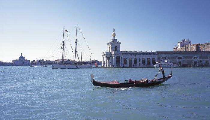 围绕威尼斯的小艇写了哪几个方面