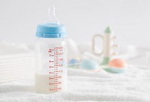 儿童用奶瓶喝奶的危害 小孩一直用奶瓶喝奶坏处