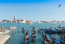 围绕威尼斯的小艇写了哪几个方面 威尼斯的小艇主要写了哪三个部分