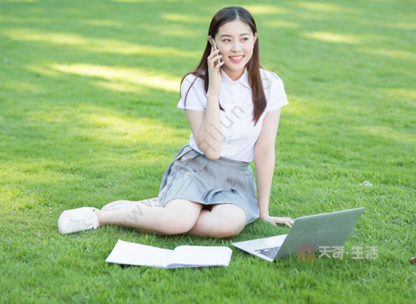 夏季百褶裙如何搭配上衣 百褶裙搭配技巧有哪些
