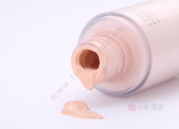 粉底液怎么用不卡粉