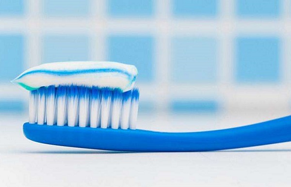 怎样判断牙膏是否含氟