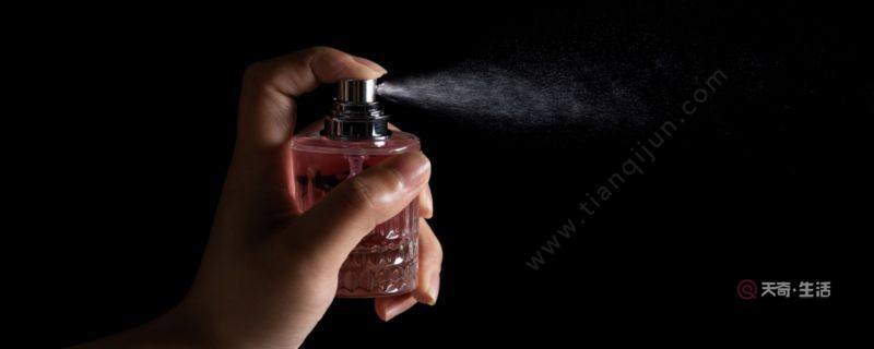 女士冬天喷香水的正确方法