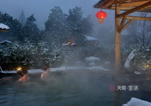 泡温泉穿什么