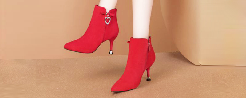 红色鞋子适合搭配什么裤子