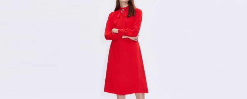 红色长裙搭配哪种外套