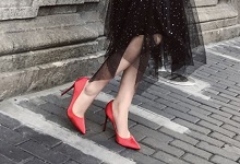 红色高跟鞋配什么颜色的裙子 红色高跟鞋搭配裙子的颜色