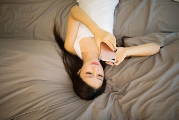 躺在床上玩手机的危害