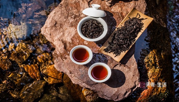 武夷岩茶的特点是茶叶叶端扭曲,仿佛蜻蜓头;茶叶