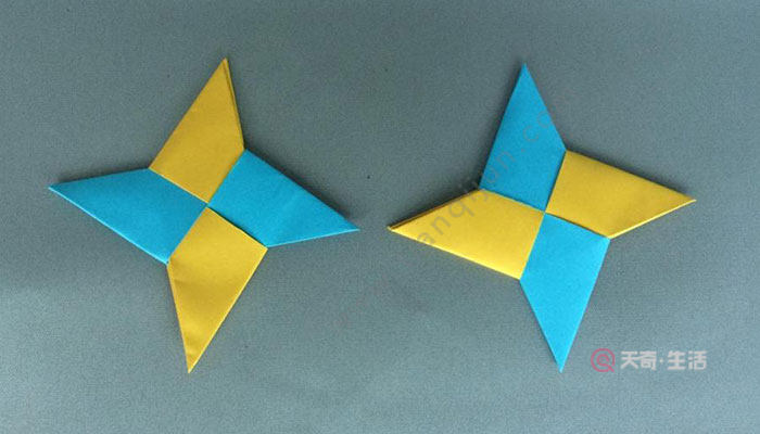 2,将折好的折纸分别折成一半飞镖的形状.