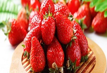 草莓上的黑毛刺是什么 草莓表面的颗粒是什么