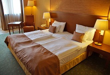 酒店床上一条长条布有什么用 酒店床上那条长条布的作用