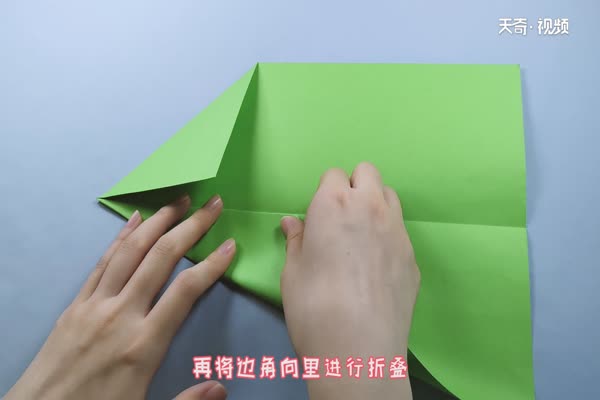 正方形纸飞机怎么折 正方形纸飞机的折法