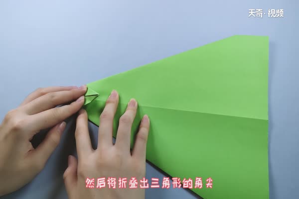正方形纸飞机的折法 正方形纸飞机怎么折