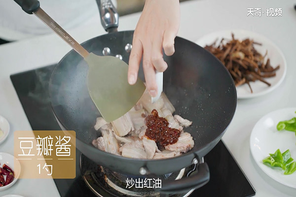 茶树菇干锅五花肉的做法