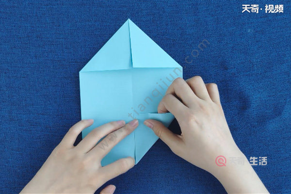 最后一张a4手卷成卷,将三部分组装起来,手里剑就完成了.