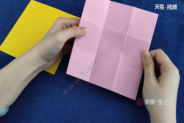 取正方形彩纸分别分成三等份,折出九宫格折痕.