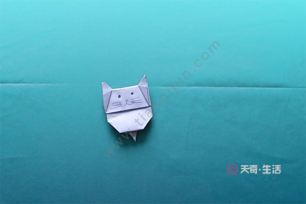 13,画出小猫的五官,这样一个猫咪书签就做好了.