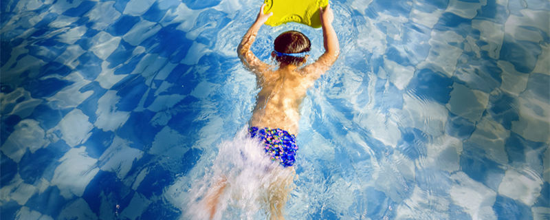 摄图网_500575490_banner_用浮板游泳的孩子（跳水.jpg