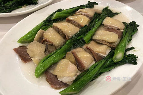 乳鴿皮脆肉滑,吃起來油而不膩,這道色香味俱全的美食也是廣東菜的代表