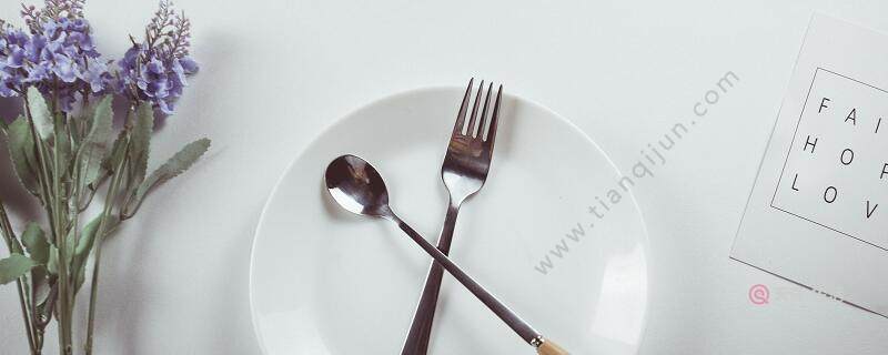 用较大的力量,这就需要我们经常使用的右手来完成;如果是左撇子的话