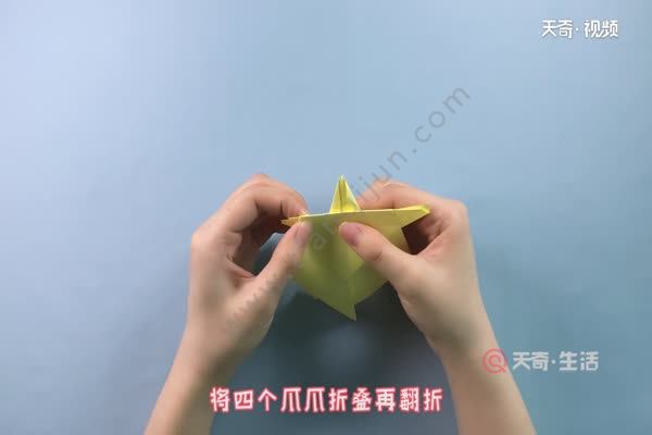 4,將尾部折出來,將四個爪爪摺疊再翻折,畫上眼睛烏龜就摺好了.